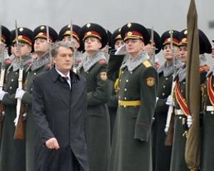 Ющенко і Тимошенко привітали українських військових зі святом
