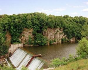 В Луганске обвалилась дамба