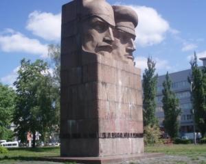 Біля метро "Либідська" пошкодили пам"ятник чекістам