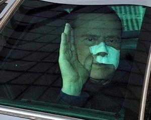 Покалічений Берлусконі після лікарні приступив до роботи