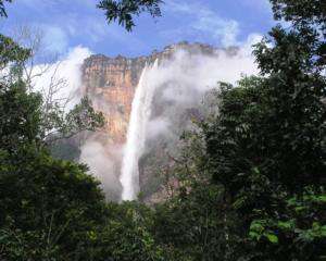 Чавес переименовал самый высокий водопад в мире