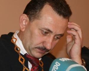 Экс-судья Зварич просит Ющенко и других не оговаривать его &amp;quot;честное&amp;quot; имя