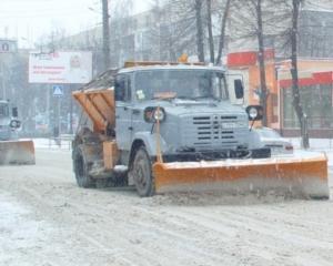 Автодороги и железные дороги по всей Украине все еще завалены снегом