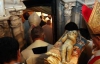 Сумашедшая сбила с ног Папу Римского во время праздничной мессы (ВИДЕО)