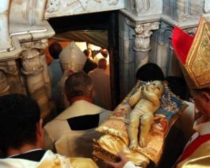 Божевільна збила з ніг Папу Римського під час святкової меси (ВІДЕО)