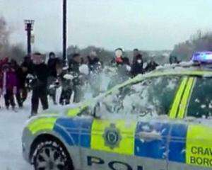 В Англии больше 100 подростков закидали снежками полицейских (ВИДЕО)