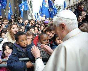 Папа Римский впервые появился на публике после напада ненормальной