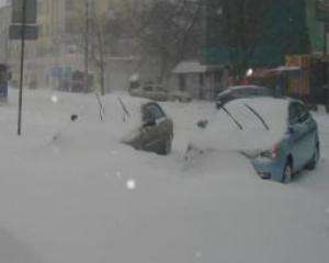 Сильный снегопад заблокировал дороги в Киеве