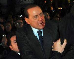 Берлускони использует свое окровавлено лицо на биллбордах