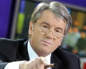Ющенко порадив покаятися хлопцю з плакатом Тимошенко
