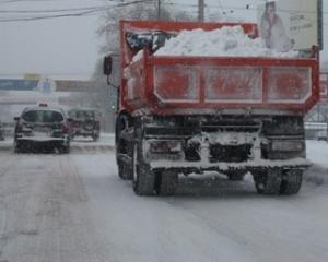 Близько тисячі шляховиків розчищають дороги від сніжної каші