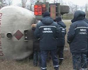 Автоцистерна з гліцерином перекинулась на житловий будинок