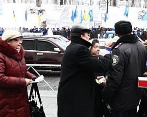 За стояние под Кабмином пенсионерам заплатили (ВИДЕО)