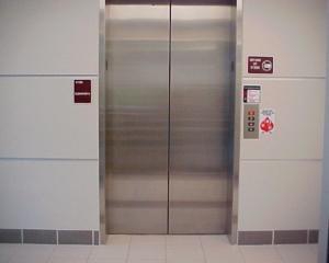 В Іспанії жінка вісім днів провела в застряглому ліфті