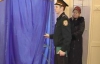 На Запоріжжі журналістку на виборчій дільниці спустили зі сходів