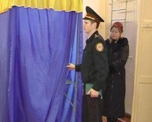 На Запоріжжі журналістку на виборчій дільниці спустили зі сходів