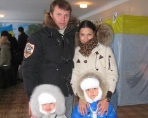 Олексій Гай голосував разом із молодшою донькою