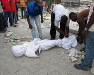 На Гаити похоронили уже 80 тысяч трупов