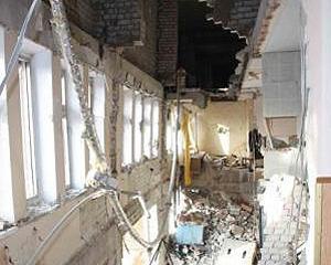 В разрушенной луганской больнице женщина пролетела три этажа и выжила