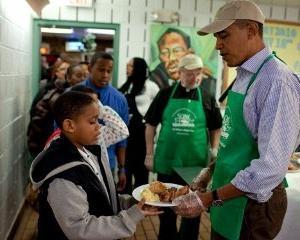 Обама приготовил обед для бедных