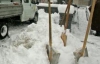 Бездомные и нарушители расчищают улицы Киева от снега