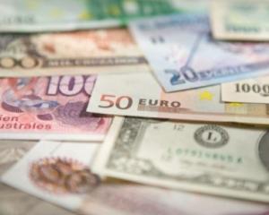 Готівковий євро продовжує дешевшати, долар дорожчає