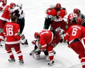9-летние хоккеисты устроили массовую драку во время матча (ВИДЕО)