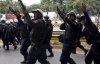 Чавес зброєю та газом душить мирні демонстрації (ФОТО)