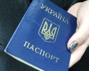 100 тысяч украинцев не могут получить паспорта и водительские права