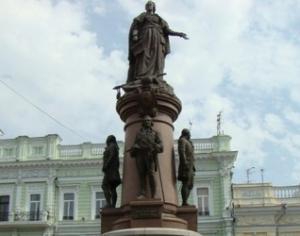 На памятнике Екатерины ІІ в Одессе написали &amp;quot;Палачи Украины&amp;quot;