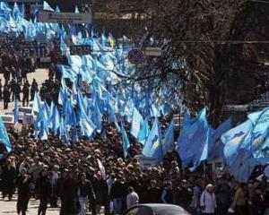 Молодики спортивної статури підтягуються на Михайлівську площу