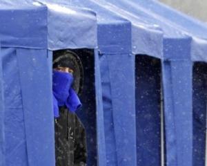 Возле ЦИК начали "дежурство" 300 сторонников регионалов