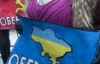 Четыре девушки разделись на участке, где голосовал Янукович