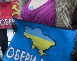 Четверо дівчат роздяглися на дільниці, де голосував Янукович