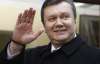 Януковича на дільницю прийшли зустрічати голі дівчата (ФОТО)