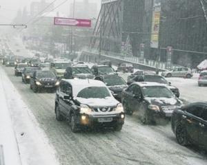 Селяни заробляють гроші на снігових заметах