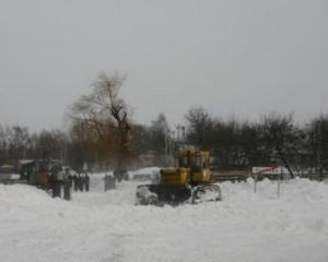 Сніг паралізував цілий автопарк на Чернігівщині