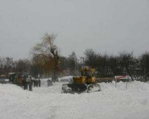 Снег парализовал целый автопарк на черниговщине