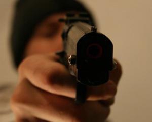 В Сумах подростки с пистолетом и ножами грабили темнокожих