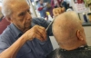 Найстаріший в світі перукар обслуговує в день 30 клієнтів (ФОТО)