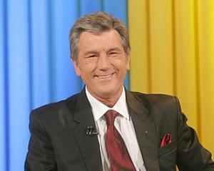 Ющенко розповів жарт про молоду жінку та красивого чоловіка