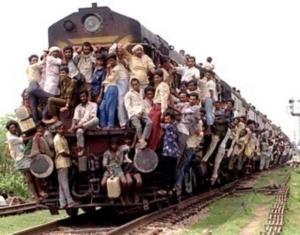 Індійцям заборонили їздити на даху поїздів