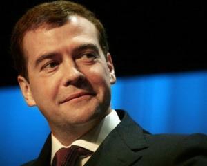 Перед приездом Медведева разбили плакат &amp;quot;Ждем тебя, веселый гном&amp;quot;