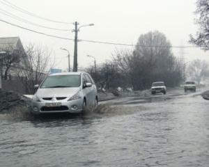 Из-за оттепели в Днепропетровске затопило дома