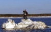 В Мариуполе троих человек отнесло на льдине в море 
