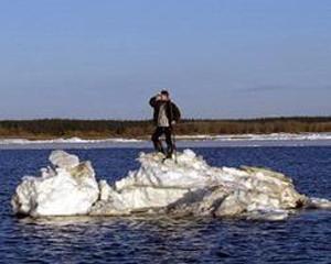 В Мариуполе троих человек отнесло на льдине в море 