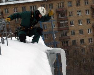 Снежная глыба прибила львовянку к асфальту