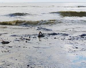 На пляжах Одещини виявили велику нафтову пляму