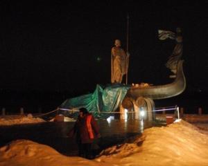 У Черновецкого объяснили, почему упал памятник основателям Киева