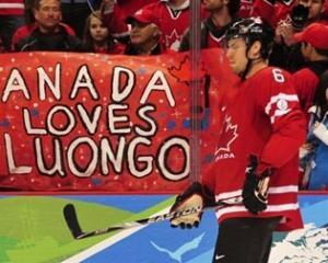 Хоккеист сборной Канады порвал сетку шайбой